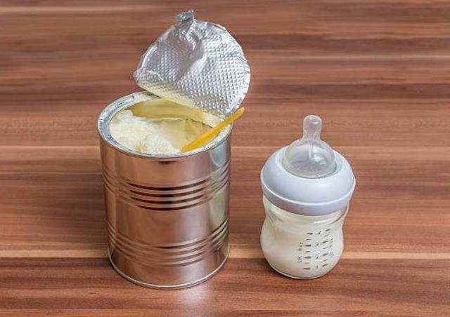 给宝宝冲奶粉时先后顺序，是先放奶粉，还是先倒水？