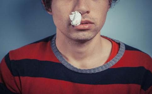 秋季干燥，鼻粘膜糜烂破裂导致经常流鼻血